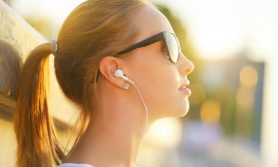 白色耳机线易脏怎么办 如何更好的保护我们的耳机线